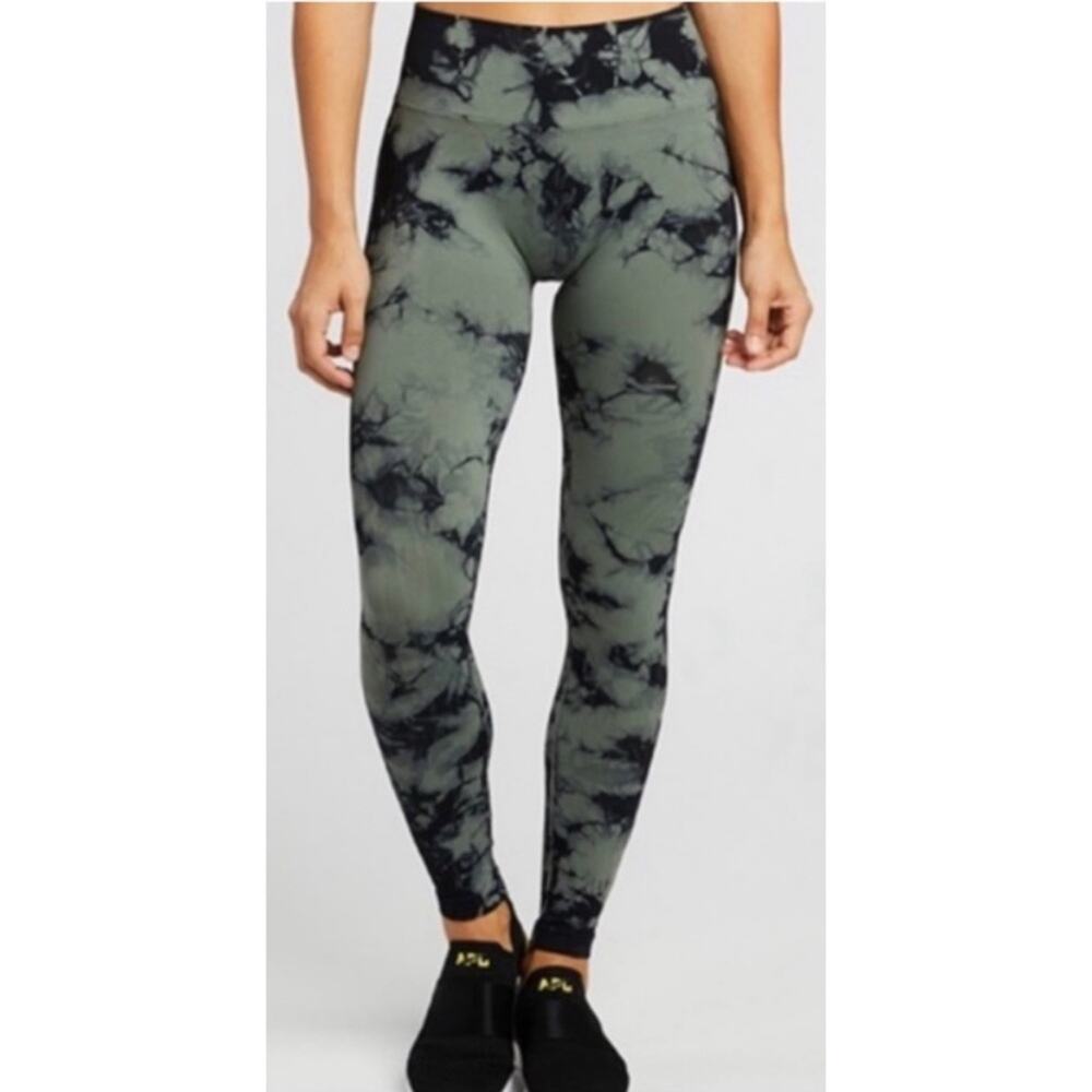 Soulcycle gray green tie dye water color seamless textured leggings